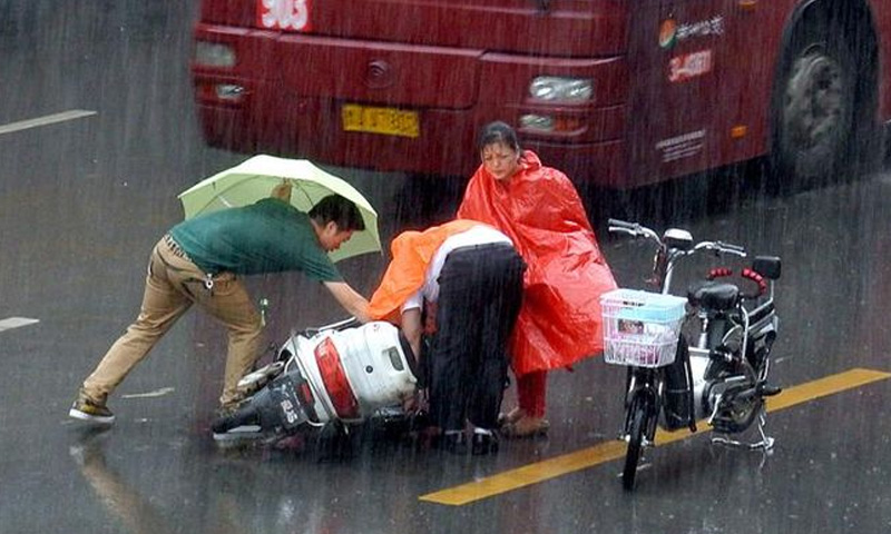 電動(dòng)車騎行不開(kāi)燈易釀事故：法律無(wú)規(guī)定，交警定責(zé)時(shí)考慮“黑燈”因素合理嗎？
